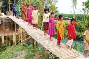 সোনাতলায় প্রায় ২৫ লাখ টাকার ফুট ব্রিজে ওঠতে ব্যবহার করা হচ্ছে বাশের সাকোঁ