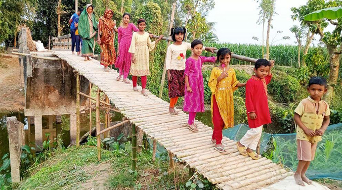 সোনাতলায় প্রায় ২৫ লাখ টাকার ফুট ব্রিজে ওঠতে ব্যবহার করা হচ্ছে বাশের সাকোঁ