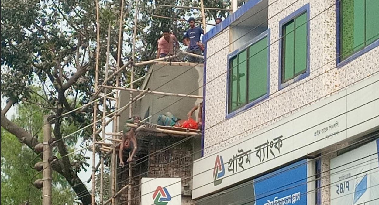 বগুড়ার শেরপুরে বিদ্যুৎপৃষ্ট তিন রাজমিস্ত্রি, সকলের অবস্থা আশঙ্কাজনক