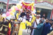 বগুড়ায় শিক্ষকের রাজকীয় বিদায়  সংবর্ধনায় সবাই কাঁদলেন : বিদায়ী শিক্ষককে ফুল ছিটিয়ে ও ফুলের মালা পরিয়ে বিদায় জানানো হয়