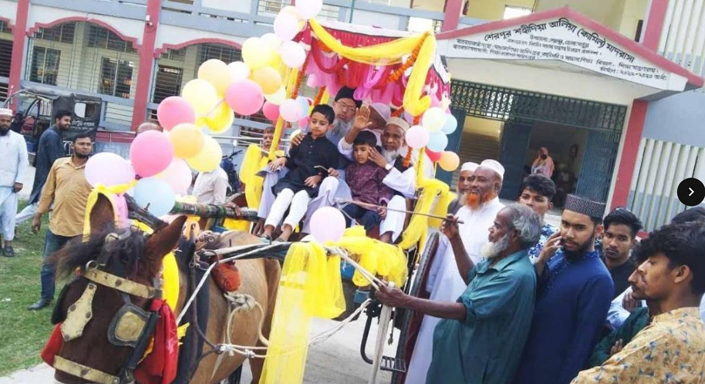 বগুড়ায় শিক্ষকের রাজকীয় বিদায়  সংবর্ধনায় সবাই কাঁদলেন : বিদায়ী শিক্ষককে ফুল ছিটিয়ে ও ফুলের মালা পরিয়ে বিদায় জানানো হয়