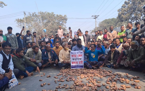 বীরগঞ্জে হিমাগারে আলু সংরক্ষণে ন্যায্য ভাড়ার দাবিতে মহাসড়কে আলু ফেলে প্রতিবাদ সমাবেশসহ মহাসড়ক অবোধ