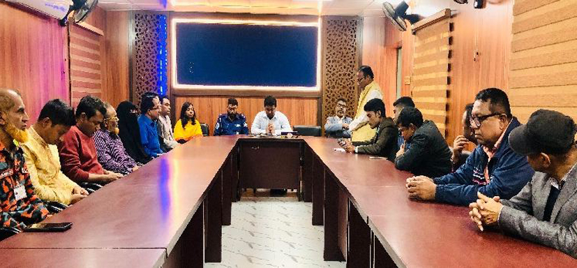 হিলিতে শহীদ মিনারে ফুল দিয়ে শ্রদ্ধা নিবেদন করেন সর্বস্তরের মানুষ