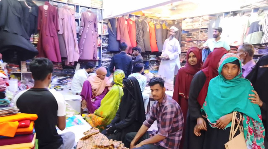 ফুলবাড়ীতে স্বল্প আয়ের মানুষ ছুটছেন ফুটপাতের দোকানে