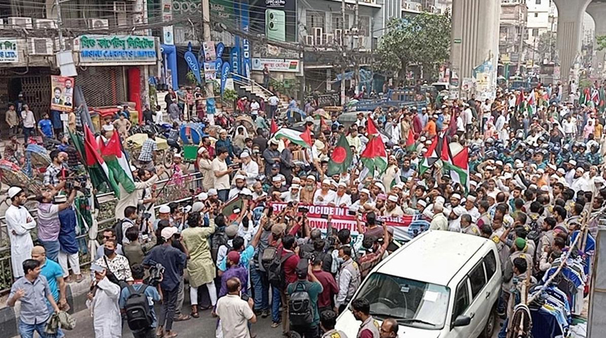 ফিলিস্তিনে ইসরায়েলি হামলার প্রতিবাদে কাঁপল বায়তুল মোকাররম
