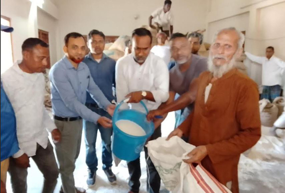 খয়েরবাড়ী ইউনিয়ন পরিষদে ভিজিএফ এর চাল বিতরণ