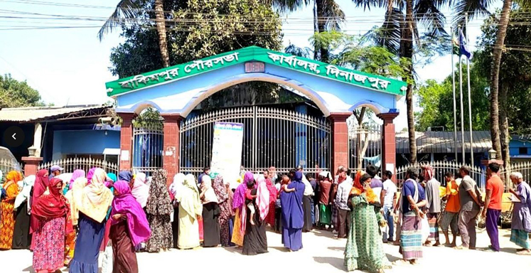 হাকিমপুর পৌরসভায় ঈদ উপহারের চাল পেলো ৩০৮১ পরিবার