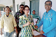 দিনাজপুরে নতুন ভোটারদের ফুল দিয়ে বরণ করলেন সাবেক কাউন্সিলর রেহাতুল ইসলাম খোকা