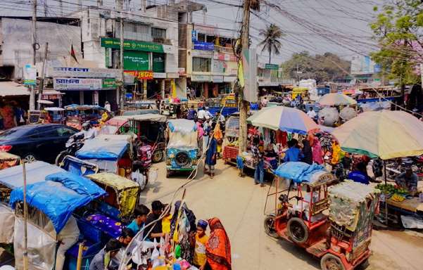 ঈদকে সামনে রেখে বেড়েছে মানুষের চলাচল, তীব্র যানজটে অতিষ্ঠ বীরগঞ্জবাসী