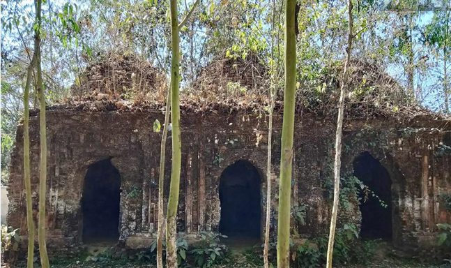 কালের সাক্ষী হয়ে দাঁড়িয়ে আছে মোঘল আমলের পুরোনো ঐতিহাসিক 'সুর' মসজিদ