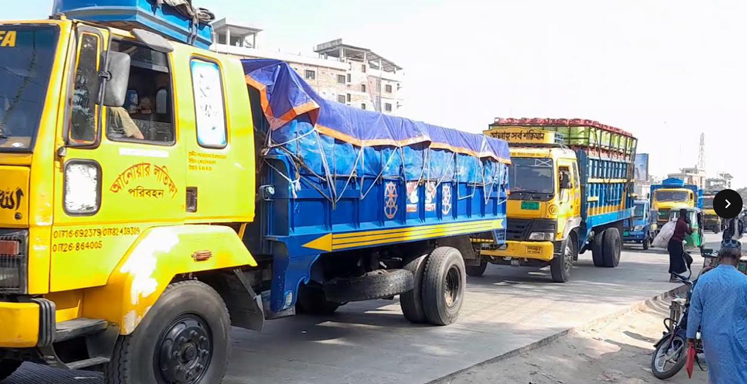 গোবিন্দগঞ্জে ফ্লাইওভার নির্মাণ কাজ শুরু হওয়ায় যানজটে দুর্ভোগের শিকার যানবাহনের যাত্রী-চালকসহ পথচারি