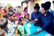 হিলিতে উদ্দীপ্ত তরুণ সংগঠনের ঈদ উপহারের কাপড় পেয়ে খুশি পথ শিশুরা