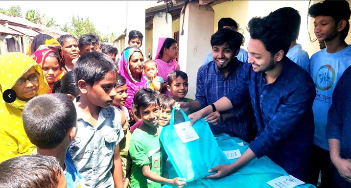 হিলিতে উদ্দীপ্ত তরুণ সংগঠনের ঈদ উপহারের কাপড় পেয়ে খুশি পথ শিশুরা
