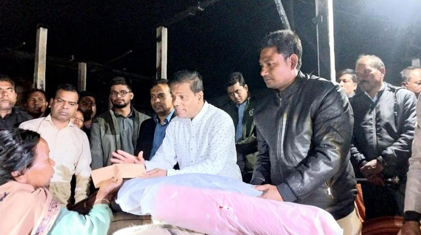 বীরগঞ্জে অগ্নিকাণ্ডে ক্ষতিগ্রস্তদের পাশে জেলা প্রশাসক