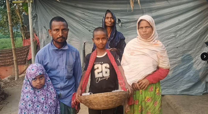 ১২ বছরের নুরুজ্জামানের বাদাম বিক্রির টাকায় চলে পরিবার