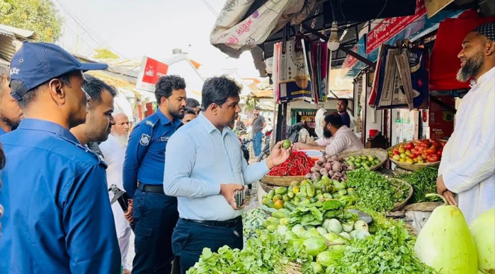 হিলির কাঁচাবাজার ও তেলের পাইকারি দোকানগুলোতে অভিযান