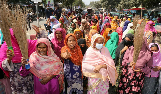 বগুড়ায় যুবদল নেতা আবু হাসানকে হেয় করার প্রতিবাদে ঝাড়ু মিছিল