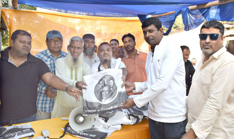 দিনাজপুরে ওয়ার্ড বিএনপি’র নেতাকর্মীদের মাঝে বখতিয়ার আহমেদ কচির জায়নামাজ ও ৩১ দফা ক্যালেন্ডার বিতরণ