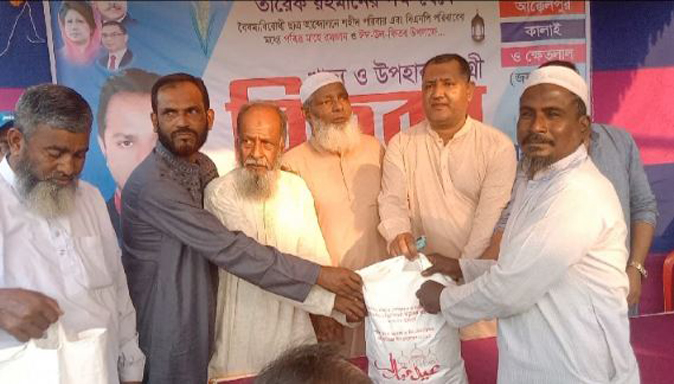 আক্কেলপুরে তারেক রহমানের পক্ষে বিএনপি নেতা-কর্মীদের মাঝে ঈদ উপহার সামগ্রী বিতরণ