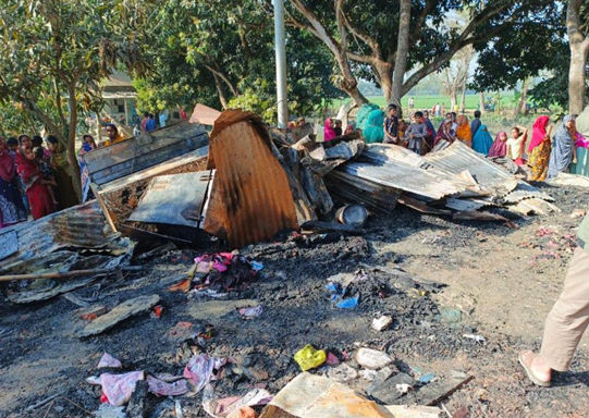 বগুড়ায় ভয়াবহ অগ্নিকান্ডে আ’লীগ নেতার বাড়ী ভস্মীভ‚ত, দাবি পরিকল্পিত নাশকতার : ক্ষতি পরিমাণ ২০ লাখ টাকা