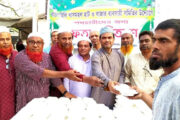 বাংলাহিলি বণিক সমিতির উদ্যোগে পথচারীর মাঝে ইফতার বিতরণ