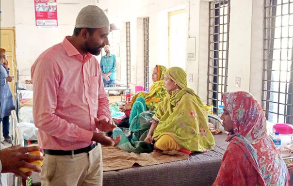 বিরল হাসপাতালে রোগীদের চিকিৎসার খোঁজ নিয়ে ফল বিতরণ