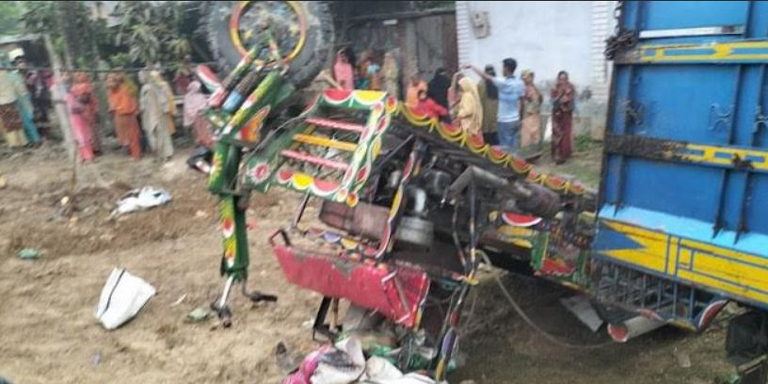 বগুড়ার শেরপুরে সড়ক দুর্ঘটনায় নিহত ২, আহত ২১