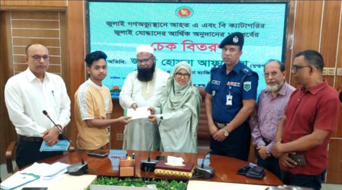 বগুড়ায় জুলাই অভ্যুত্থানে আহত ৩৫ যোদ্ধা আর্থিক সহায়তা পেলেন