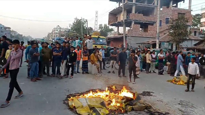 বগুড়ায় একই সড়কে দুর্ঘটনায় দুজন নিহত : উড়ালসেতু নির্মাণের দাবিতে মহাসড়ক অবরোধ ও বিক্ষোভ