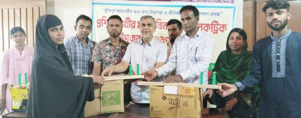 ধুনটে মৈত্রী পক্ষের উদ্যোগে প্রশিক্ষণার্থীদের মাঝে ইলেকট্রিক উপকরণ বিতরণ