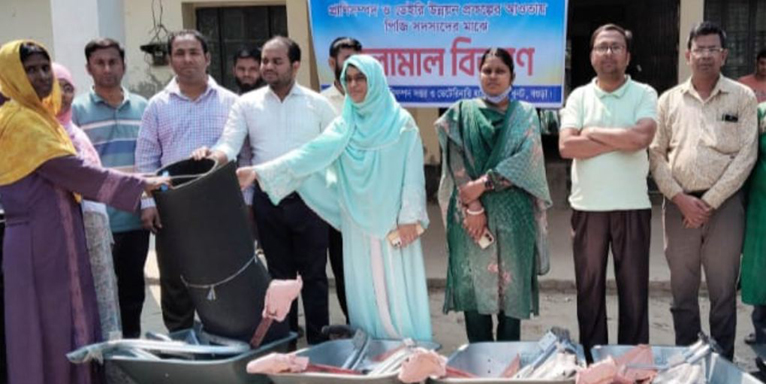 ধুনটে খামারিদের মাঝে গরু পালনের উপকরণ বিতরণ