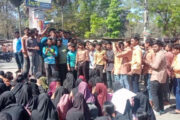 পরীক্ষা বর্জন করে দিনাজপুর পলিটেকনিক শিক্ষার্থীদের বিক্ষোভসহ সড়ক অবরোধ
