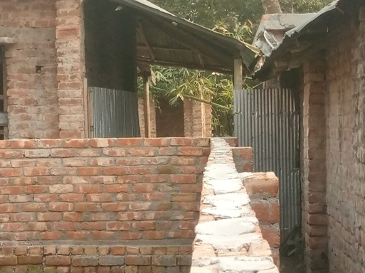 বদরগঞ্জে বাড়ির মূল ফটকের বিপরীতে পাকা প্রাচীর নির্মাণ, অবরুদ্ধ অসহায় এক কৃষক পরিবার