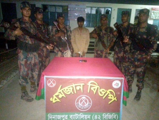 বিরলের ধর্মজান সীমান্তে অবৈধভাবে ভারতে পারাপারের প্রাক্কালে একজন আটক