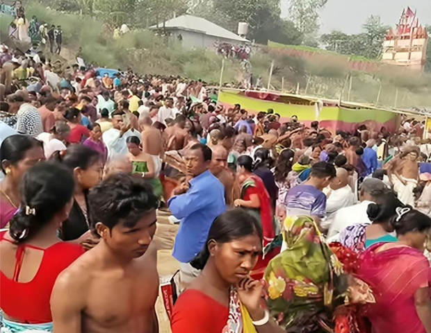 বীরগঞ্জে হাজারো নারী-পুরুষের ঢল বারুণী স্নানে