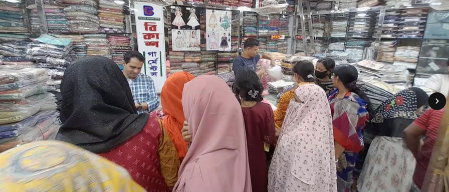 গোবিন্দগঞ্জে জমে উঠেছে ঈদ মার্কেট : বিপণী বিতাণ গুলোতে জামা-কাপড় জুতা ও গহনা, কসমেটিক সহ ঈদের নানা অনুষঙ্গ কিনতে ভিড় করছেন ক্রেতা সাধারণ