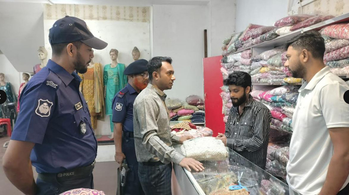 বগুড়ায় ৬০০ টাকার পোষাক ২০০০ এ বিক্রি, ৩০ হাজার টাকা জরিমানা