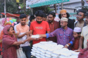 বগুড়ায় এক টাকায় ইফতার বিক্রি করলেন হিরো আলম