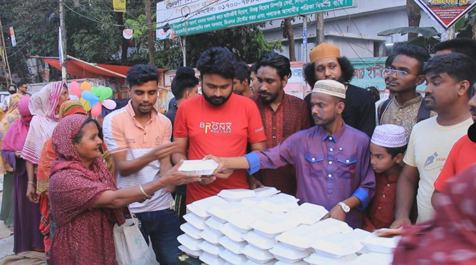 বগুড়ায় এক টাকায় ইফতার বিক্রি করলেন হিরো আলম