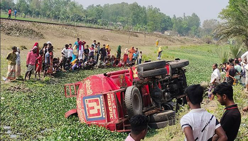 হাকিমপুর হিলিতে তেলবাহী লরী উল্টে নিহত ২