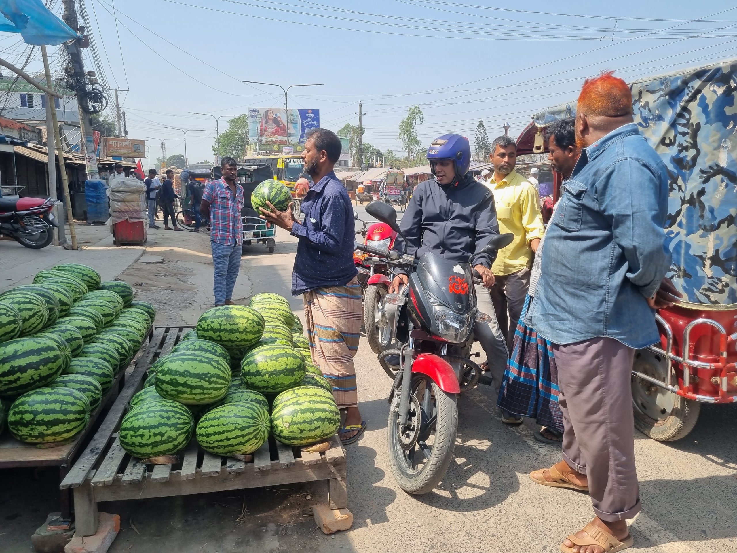 ফুলবাড়ী বাজারে উঠছে তরমুজ