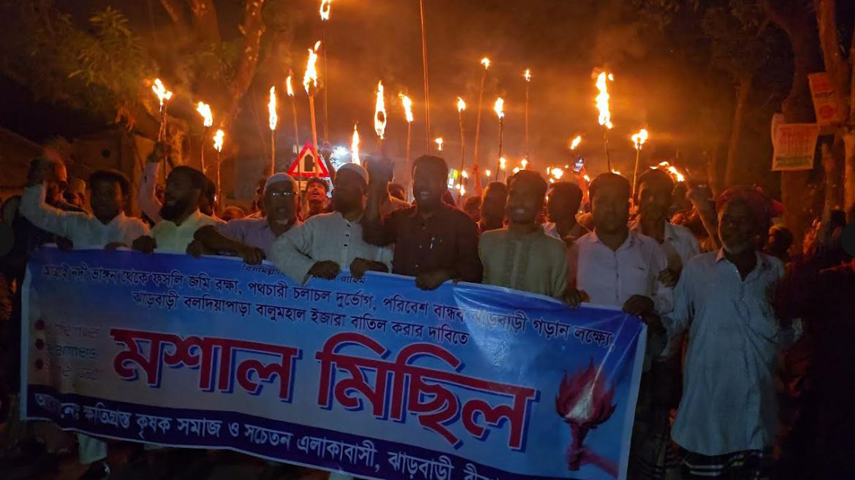 বীরগঞ্জে বালুঘাট বন্ধের দাবিতে মশাল মিছিল