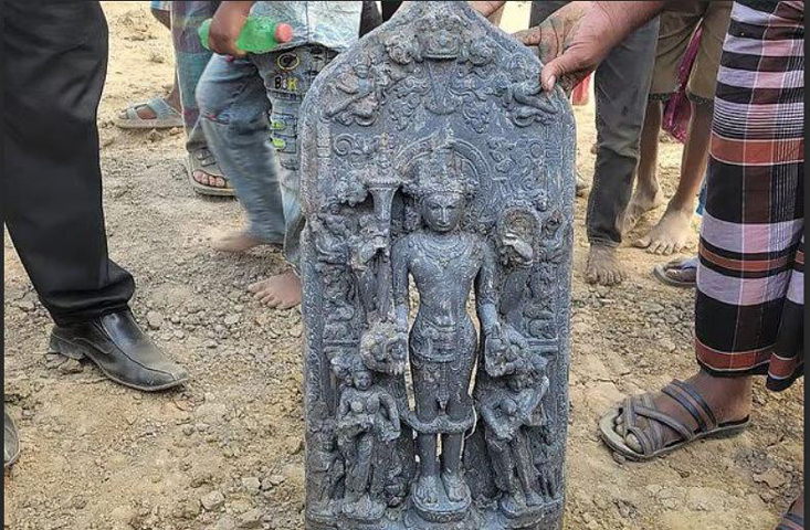 নবাবগঞ্জে পুকুর খননের সময় পাওয়া গেছে ২৭ কেজি ওজনের একটি বিষ্ণুমূর্তি