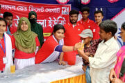 পাঁচবিবিতে তৃষ্ণার্ত পথচারীদের পানি ও শরবত পান করালেন রেডক্রিসেন্ট কর্মীরা