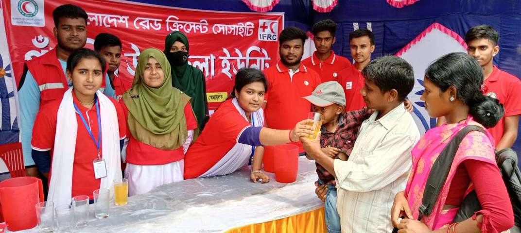 পাঁচবিবিতে তৃষ্ণার্ত পথচারীদের পানি ও শরবত পান করালেন রেডক্রিসেন্ট কর্মীরা