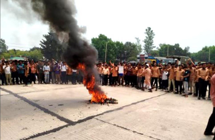 বগুড়ায় পলিটেকনিক শিক্ষার্থীদের সড়কে আগুন জ্বালিয়ে বিক্ষোভ, অবরোধ