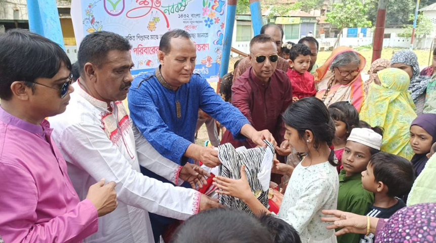 ঠাকুরগাঁওয়ে পহেলা বৈশাখে সুবিধা বঞ্চিত শিশুদের নতুন জামা দিয়ে বৈশাখ উদযাপন যাপন।