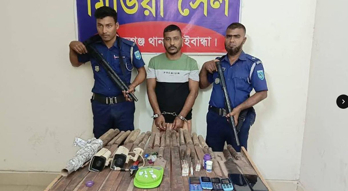 গোবিন্দগঞ্জে যৌথ বাহিনীর অভিযানে ২৯টি দেশিও অস্ত্র ও হেরইনসহ মাদক কারবারি গ্রেপ্তার