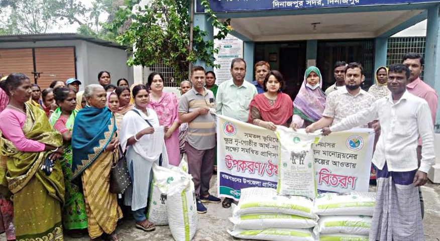 সমতল ভূমিতে বসবাসরত দিনাজপুরের ক্ষুদ্র নৃ-গোষ্ঠীর মাঝে গরুর খাদ্য বিতরণ