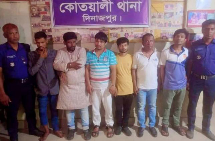দিনাজপুরে অসামাজিক কার্যকলাপে থাকাবস্থায় দিনাজপুর শহরের মেডিসিন মার্ট এর স্বত্বাধিকারী সুষম ও চার নারীসহ আটক-১০